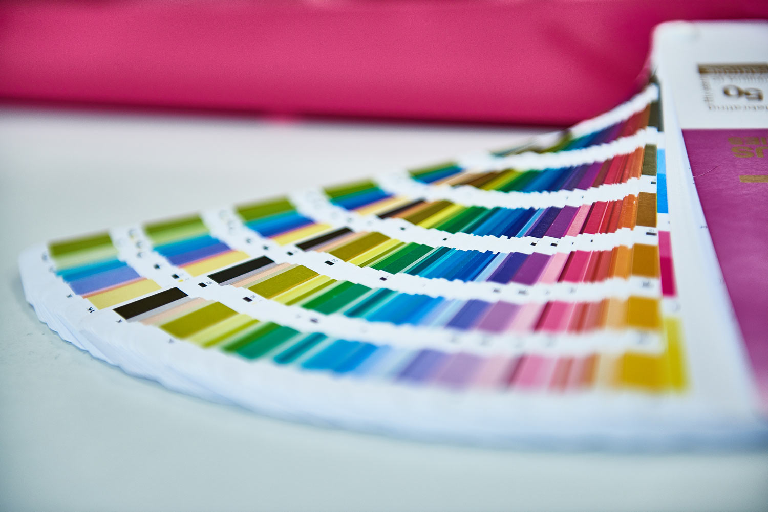 Dit zijn de verschillen tussen PMS-, CMYK-, en RGB-kleuren