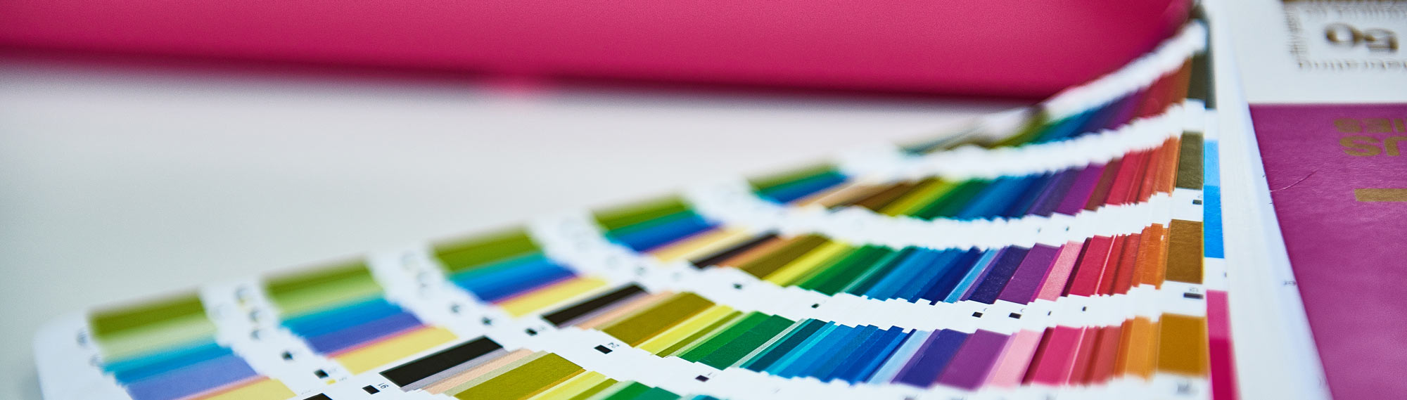 Dit zijn de verschillen tussen PMS-, CMYK-, en RGB-kleuren